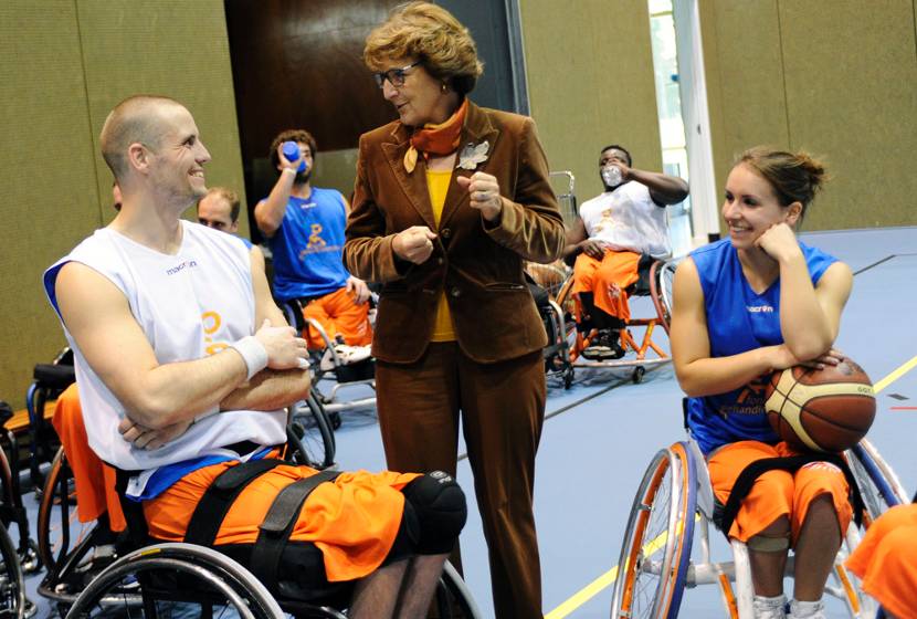 Prinses Margriet woont een training bij van de rolstoelbasketballers op Papendal.