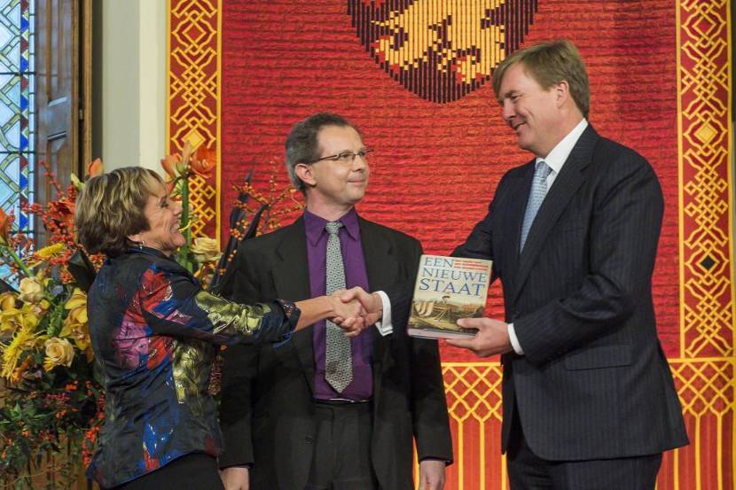 Koning Willem-Alexander ontvangt het boek Een Nieuwe Staat uit handen van Ank Bijleveld-Schouten en Ido de Haan.