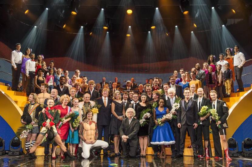 Koning Willem-Alexander en Koningin Máxima met de artiesten van het Koninkrijksconcert 2013 in het Circustheater.