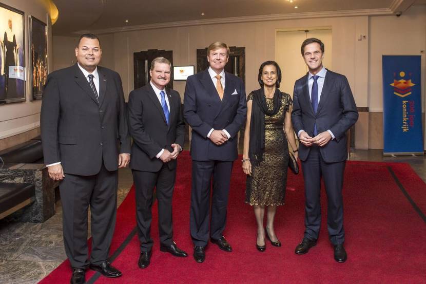 Koning Willem-Alexander met de minister-presidenten van het Koninkrijk der Nederlanden.