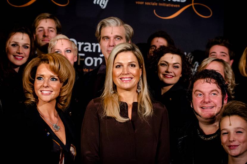 Koningin Máxima met de cast bij benefietvoorstelling Hij Gelooft in Mij.