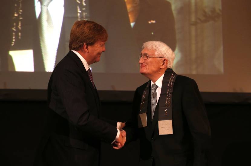 Koning reikt Erasmusprijs 2013 uit aan Jürgen Habermas.