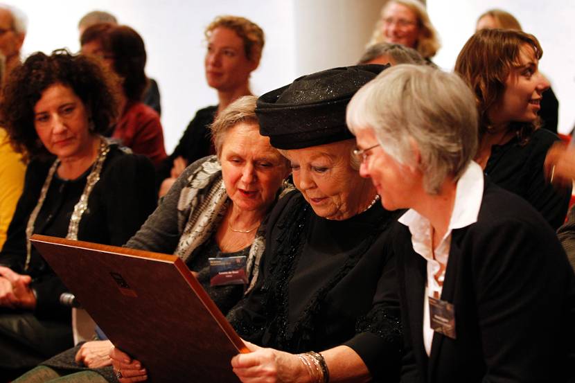 Prinses Beatrix krijgt een foto overhandigd tijdens het congres Koninklijk Nederland Historisch Genootschap.