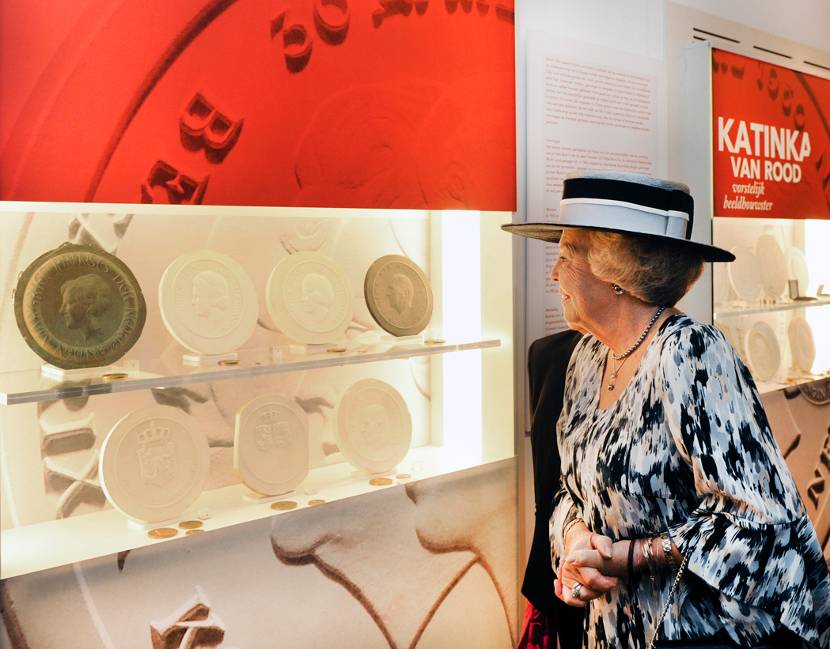 Prinses Beatrix bij opening presentatie beeldhouwster Katinka van Rood.