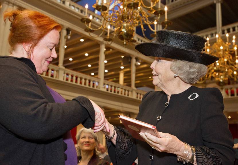 Sabine Hiebsch overhandigt Prinses Beatrix het eerste exemplaar van de jubileumbundel over de Lutherse gemeente.