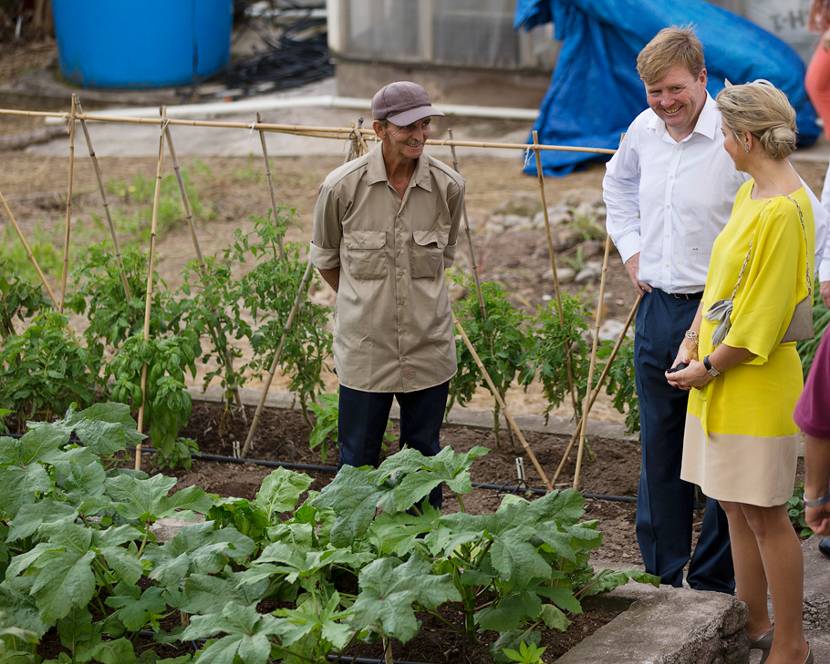 Koning Willem-Alexander en Koningin Máxima bezoeken de Organoponics Farm, een biologische boerderij op Saba.