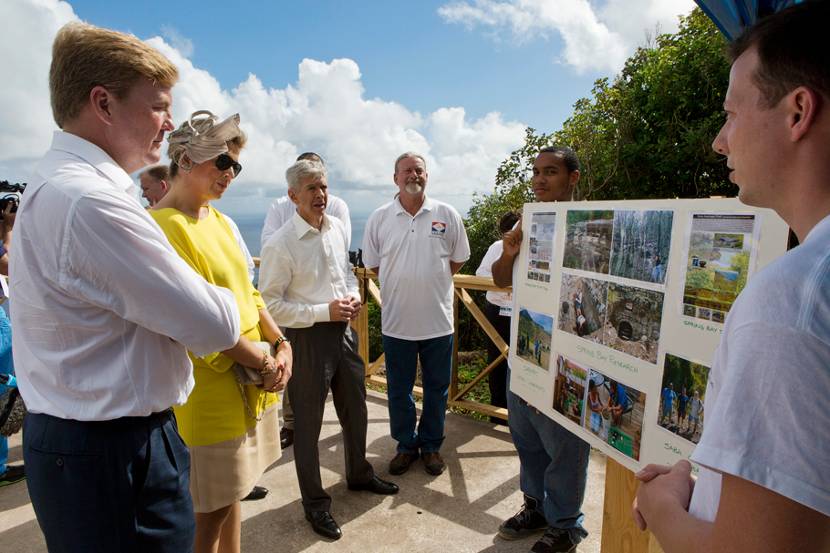 Koning Willem-Alexander en Koningin Máxima bezoeken de Spring Bay Heritage op Saba.