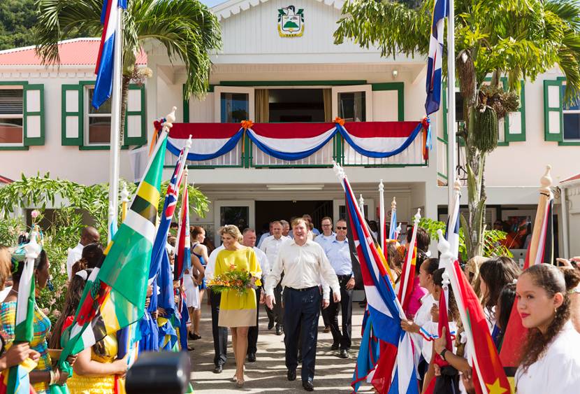 De Koning en Koningin bezoeken The Bottom met een vlaggenparade van 40 internationale nationaliteiten, woonachtig op Saba.