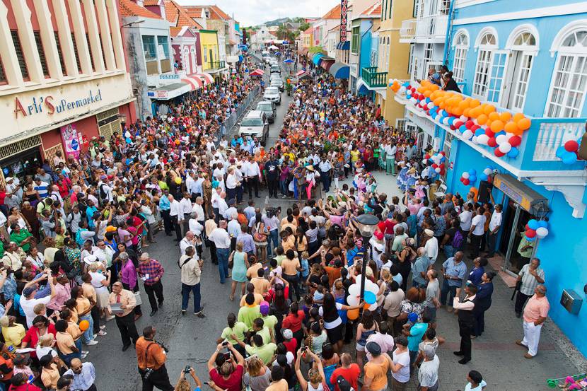 Koning Willem-Alexander en Koningin Máxima worden verwelkomd tijdens hun bezoek aan Curaçao.