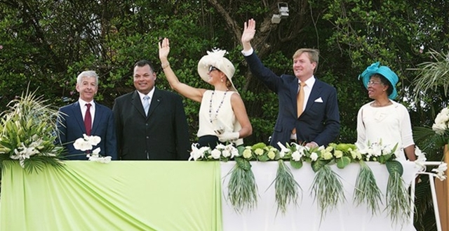 Minister Plasterk, minister-president Asjes van Curaçao, Koningin Máxima, Koning Willem-Alexander en Gouverneur van Curaçao mevrouw George-Wout.