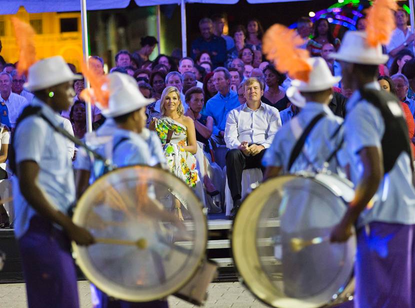 Koning Willem-Alexander en Koningin Máxima tijdens een feestavond op het Brionplein in Willemstad, Curaçao.