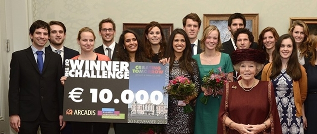 Prinses Beatrix poseert met de 3 finalistenteams van The Challenge.