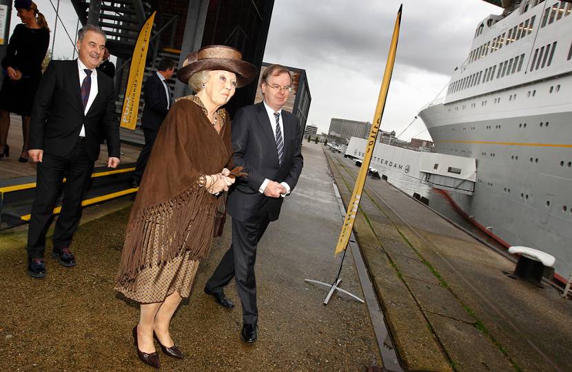 PUM-voorzitter Bernard Wientjes en directeur Thijs van Praag ontvangen Prinses Beatrix op de jubileumconferentie van PUM.