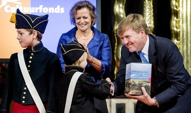 Koning neemt biografieën eerste 3 Nederlandse Koningen in ontvangst.