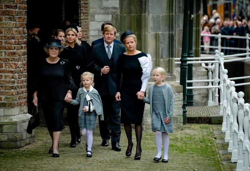 De Koninklijke Familie komt aan bij de Oude Kerk in Delft voor de herdenkingsbijeenkomst voor Prins Friso.