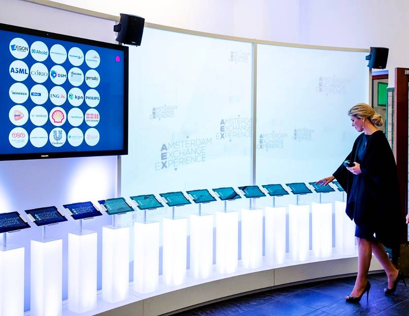 Koningin Máxima bezoekt in het beursgebouw de Amsterdam Exchange Experience.