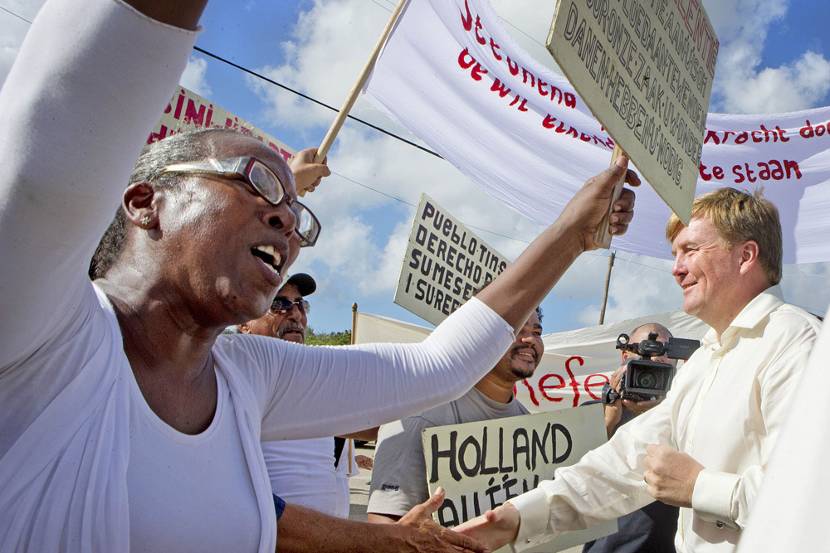 Koning Willem-Alexander in gesprek met demonstranten op Bonaire.