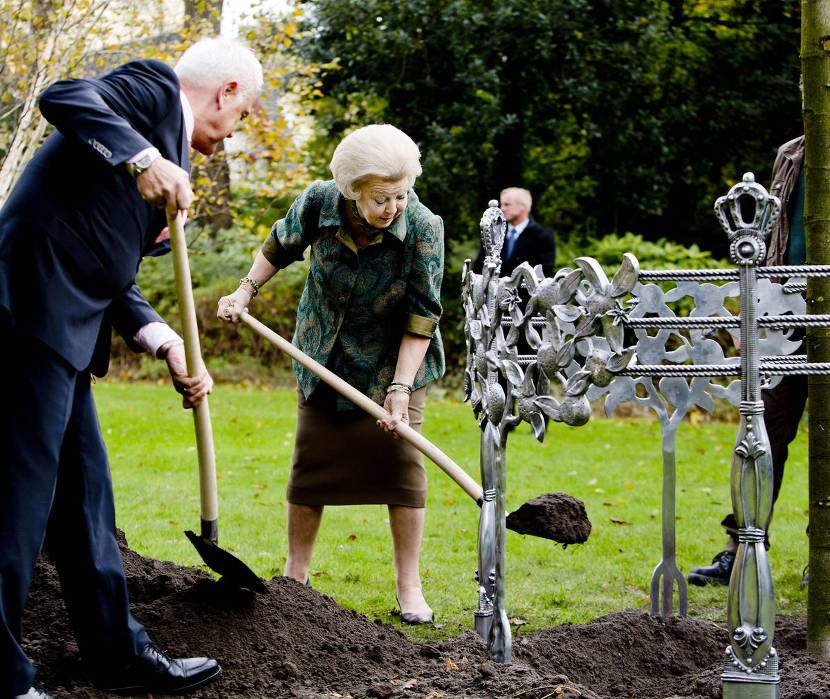 Prinses Beatrix plant Koningsboom in Prinsessetuin Paleis Noordeinde.