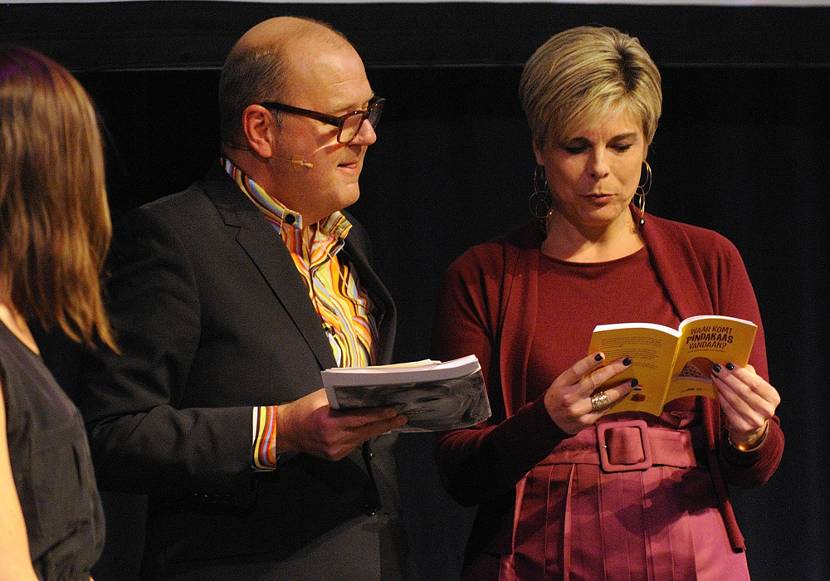 Prinses Laurentien krijgt het boekje Waar Komt Pindakaas vandaan? aangeboden in het Chassé Theater.