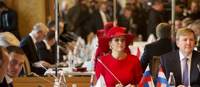 Koning Willem-Alexander en Koningin Máxima zijn aanwezig bij de opening van een rondetafelbijeenkomst van Nederlandse en Russische CEO's.