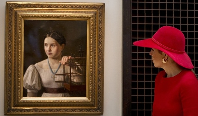 Koningin Máxima bekijkt een schilderij uit de expositie 'Meer dan Romantiek' in het Tretyakov Museum.