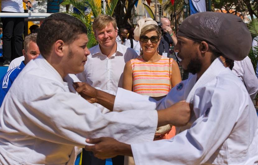 Koning Willem-Alexander en Koningin Máxima kijken op het Wilhelminaplein in Kralendijk, de hoofdstad van Bonaire, naar een sportdemonstratie.