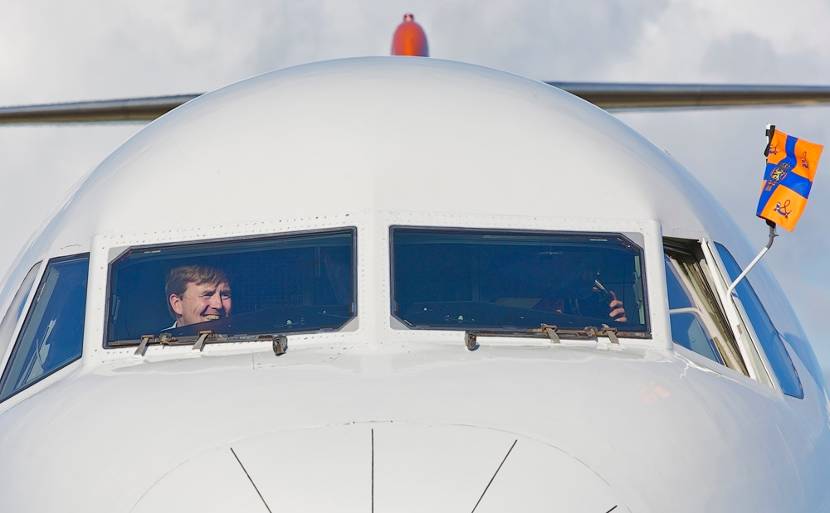 Het vliegtuig - met Koning Willem-Alexander achter de stuurknuppel - komt aan op Sint Eustatius.