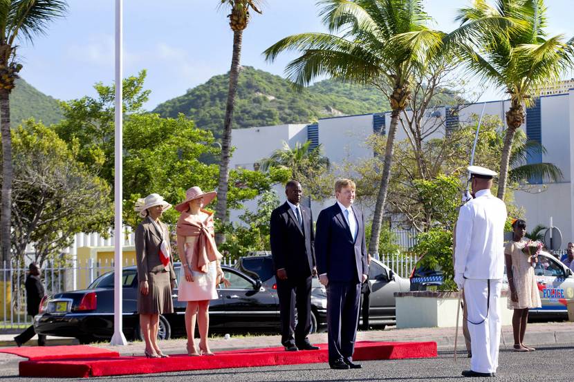 Officiële welkomstceremonie op het Clem Labega Plein in Philipsburg, Sint Maarten.
