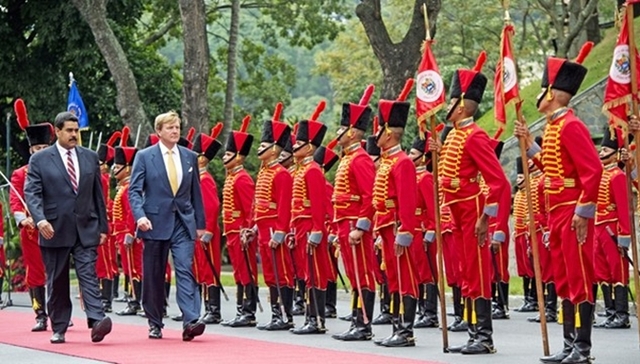 Koning Willem-Alexander en president Nicolás Maduro van Venezuela inspecteren de wacht bij presidentieel paleis Miraflores.