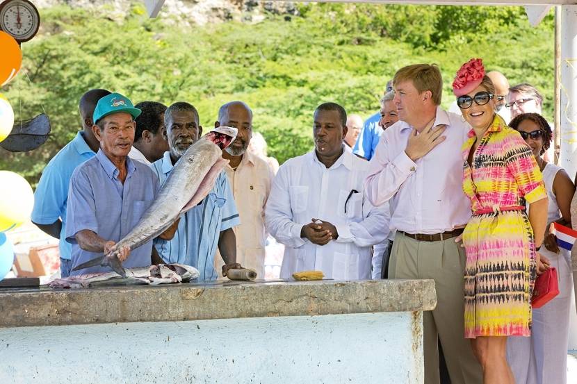 Koning Willem-Alexander en Koningin Máxima in gesprek met vissers in Westpunt, Curaçao.