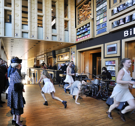 Prinses Beatrix tijdens de officiële opening van cultuurgebouw Rozet.
