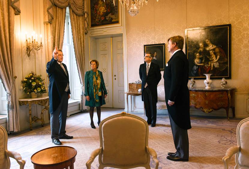 Koning beëdigt Commissaris van de Koning Zuid-Holland.