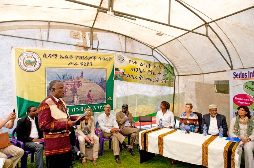 Koningin Máxima spreekt met boeren in Ethiopië over financiële diensten.