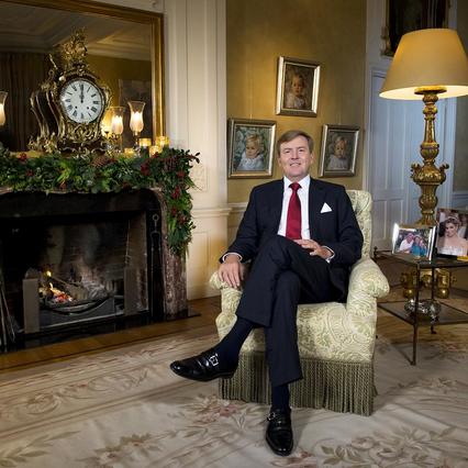 Koning Willem-Alexander zit in Villa Eikenhorst klaar voor zijn kersttoespraak 2013.