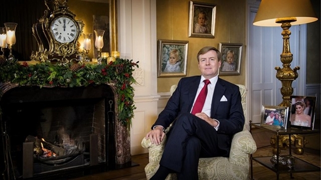Koning Willem-Alexander zit in Villa Eikenhorst klaar voor zijn kersttoespraak 2013.