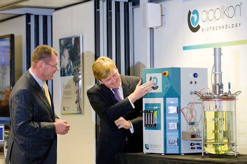 Koning opent nieuw hoofdkantoor Applikon Biotechnology.