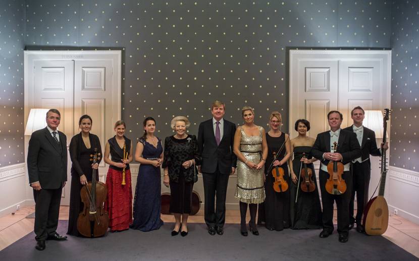 Mr. J.P.H. Donner, Prinses Beatrix, Koning Willem-Alexander en Koningin Máxima met leden van de New Dutch Academy.