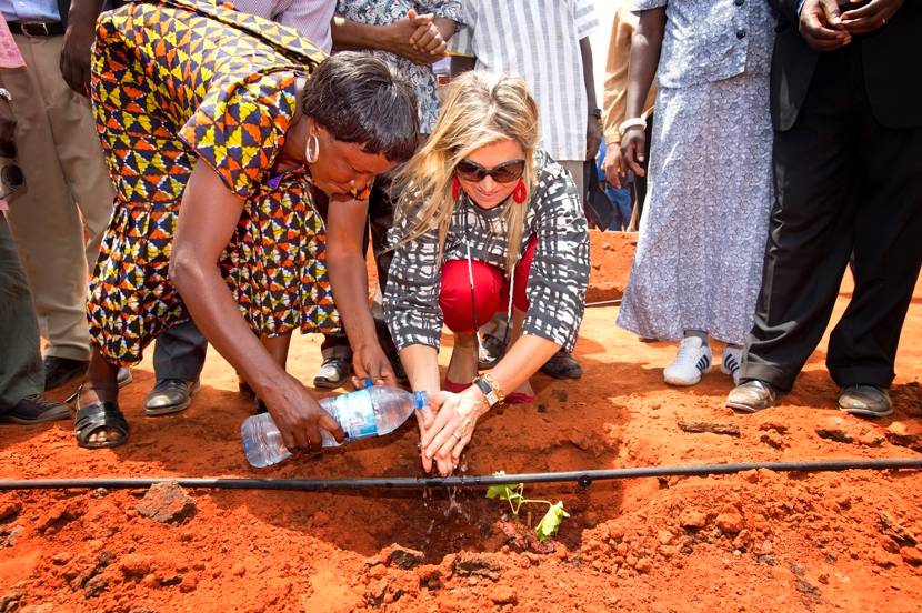Koningin Máxima heeft een wijnplantje geplant in het dorp Gawaye, Tanzania.