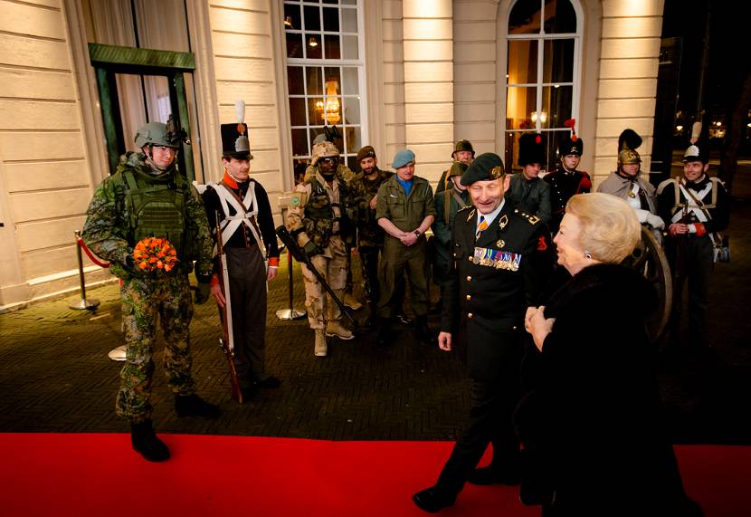 Prinses Beatrix krijgt bij aankomst bij de Koninklijke Schouwburg in Den Haag een boeket bloemen aangeboden door korporaal P. van Leeuwen. De Prinses woont het theaterconcert ‘Land met Macht’ bij, uitgevoerd door de Koninklijke Militaire Kapel Johan Willem Friso. Het jubileumconcert is georganiseerd ter gelegenheid van de start van het 200-jarig bestaan van de Koninklijke Landmacht.