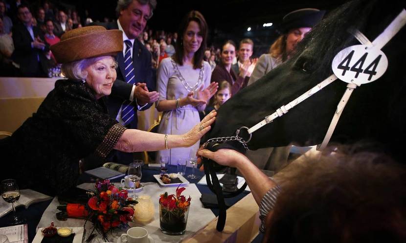 Prinses Beatrix aait Norbert 444 tijdens de hengstenkeuring van de Koninklijke Vereniging Het Friesch Paarden-Stamboek in de WTC Expo. Norbert werd tijdens de keuring voor de derde keer op rij uitgeroepen tot algemeen kampioen
