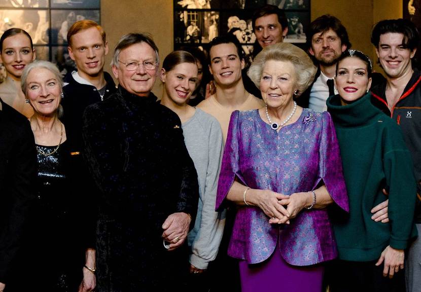 Prinses Beatrix met de oprichters van de Stichting Dansersfonds: Alexandra Radius (rechts) en Han Ebbelaar (2e links)