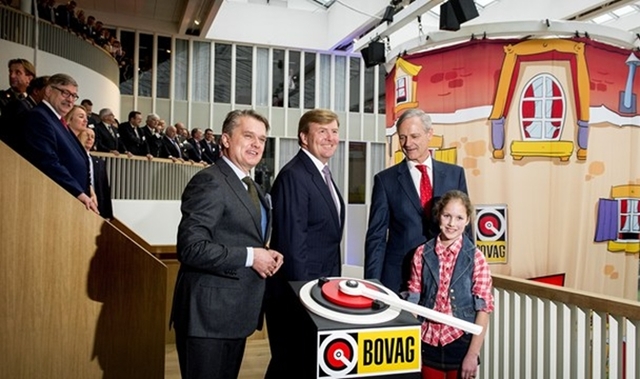 Koning Willem-Alexander opent samen met directeur Koos Burgman (R) en voorzitter Bertho Eckhardt (L) het gerenoveerde BOVAGhuis