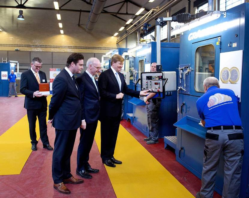 Koning Willem Alexander verricht ceremoniële muntslag.