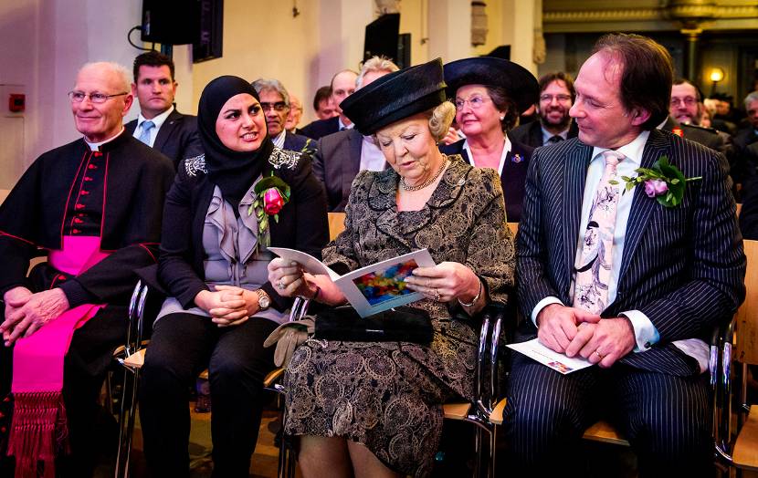 Pinses Beatrix bekijkt een boek dat zij gekregen heeft tijdens de negende bijeenkomst van In Vrijheid Verbonden. Vertegenwoordigers van diverse godsdiensten en levensbeschouwingen presenteerden daar hun droom voor Nederland.