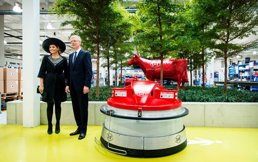 Koningin Máxima en CEO Alexander van der Lely tijdens een rondleiding door een productiehal van het duurzaam bedrijvencomplex Lely Campus. Ruim 800 medewerkers werken hier aan innovatieve en toekomstgerichte oplossingen voor de agrarische sector.