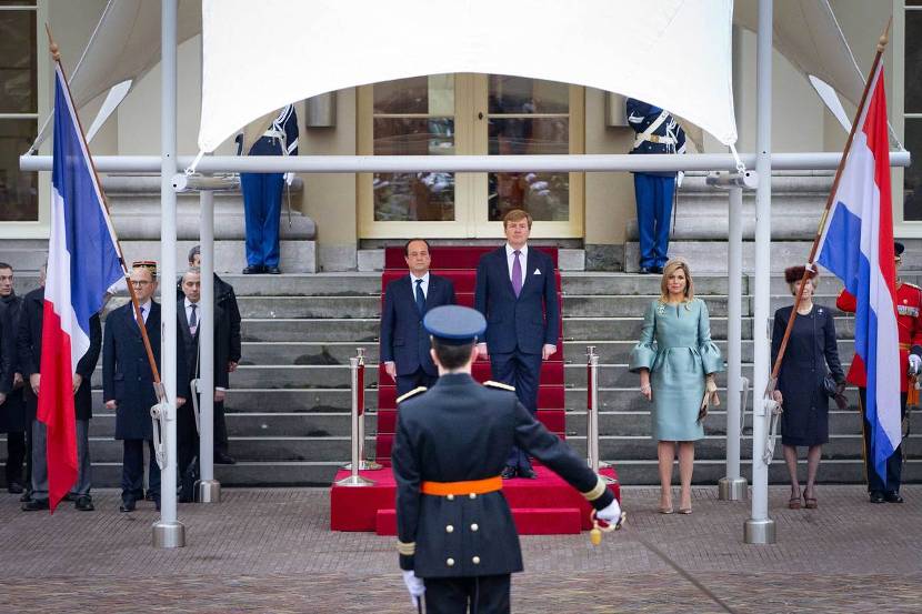 Koning Willem-Alexander verwelkomt de Franse president François Hollande tijdens een officiële welkomstceremonie bij Paleis Noordeinde