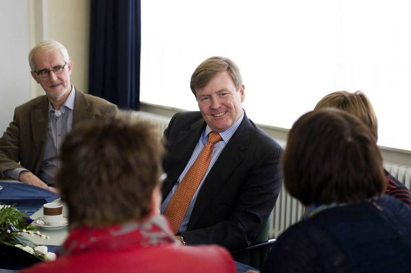 Koning Willem-Alexander spreekt met vrijwilligers over hun ervaringen, tijdens zijn bezoek aan de Stichting SchuldHulpMaatje Midden-Delfland