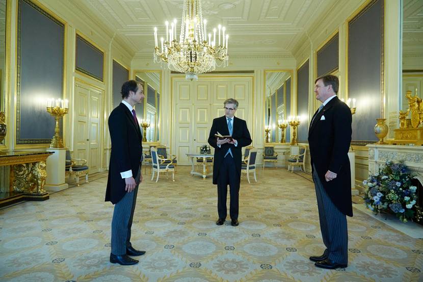 Koning Willem-Alexander heeft ir. E.D. Wiebes (L) als staatssecretaris van Financiën op Paleis Noordeinde ter beëdiging ontvangen.