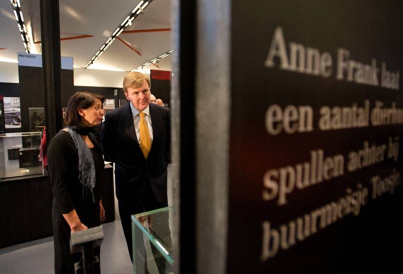 Koning Willem-Alexander krijgt een toelichting bij de knikkers van Anne Frank; één van de honderd voorwerpen op de tentoonstelling ‘De Tweede Wereldoorlog in 100 voorwerpen’ in de Kunsthal in Rotterdam.