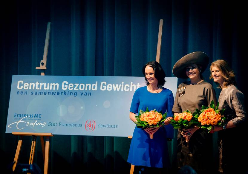 Dr. Erica van den Akker, Koningin Máxima en dr. Liesbeth van Rossum tijdens het openingssymposium van het Centrum Gezond Gewicht. Het nieuwe centrum bestaat uit een team van medisch specialisten van het Erasmus MC en het Sint Franciscus Gasthuis dat zich inzet voor een innovatieve aanpak om overgewicht en obesitas bij kinderen en volwassenen tegen te gaan.